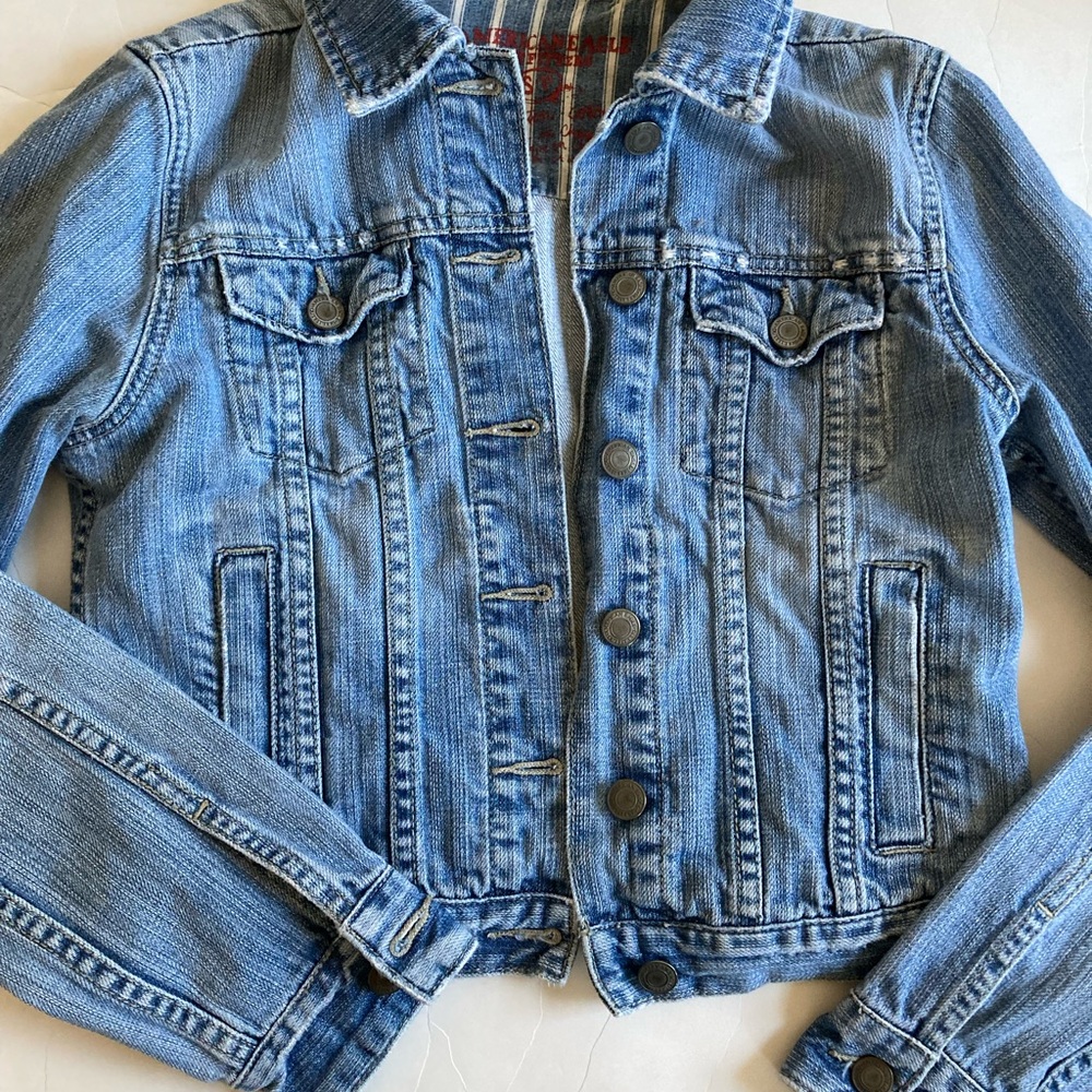 American eagle lightweight light wash denim jacket small